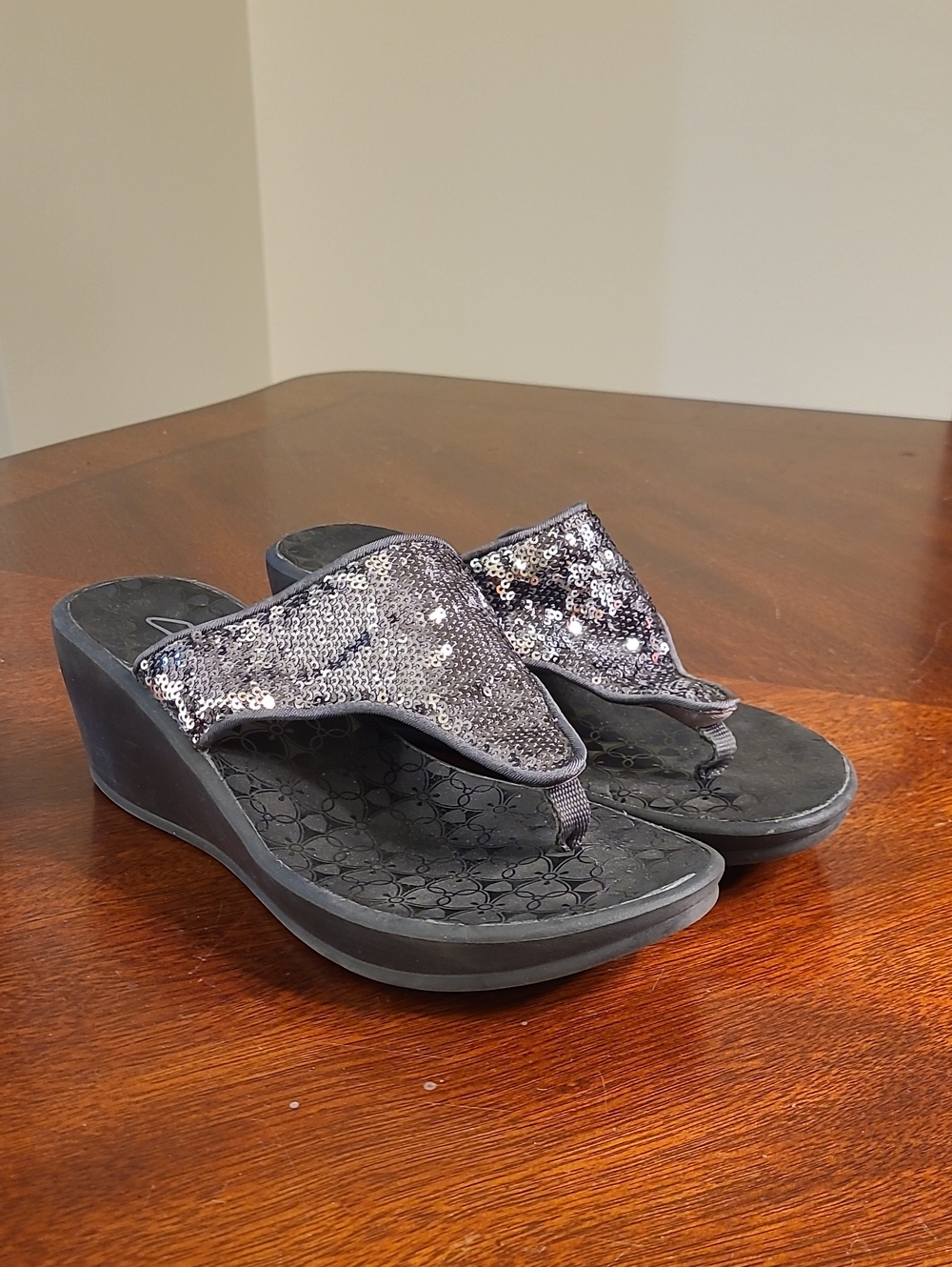 Clarks Womens Size 8 Gray Sequin Wedge Thong Sandals Flip Flops